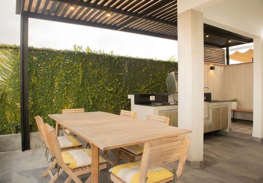 w Inviting 3BR w Balcony in Hip Miraflores
