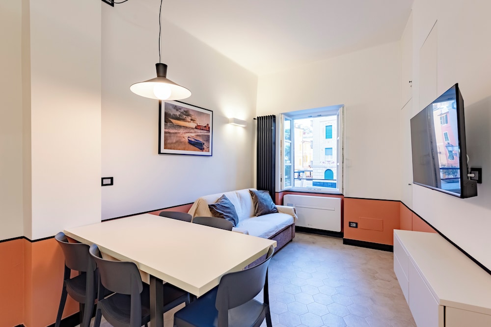 Bright 2BR flat moments from the beach