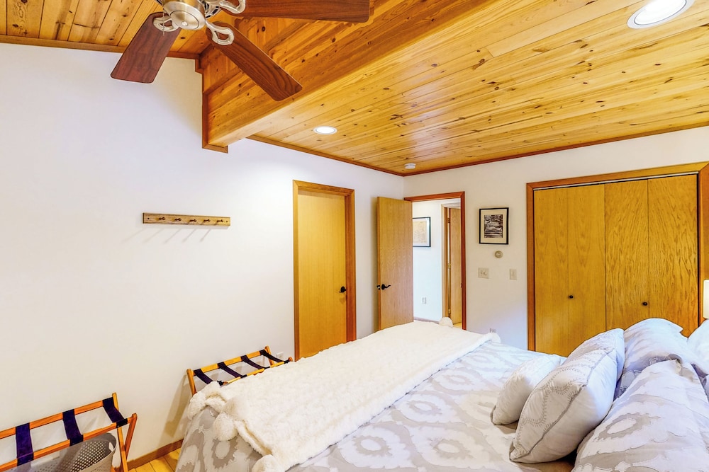 3BR Home w/ Private Hot Tub, Kayaks & Lake Views