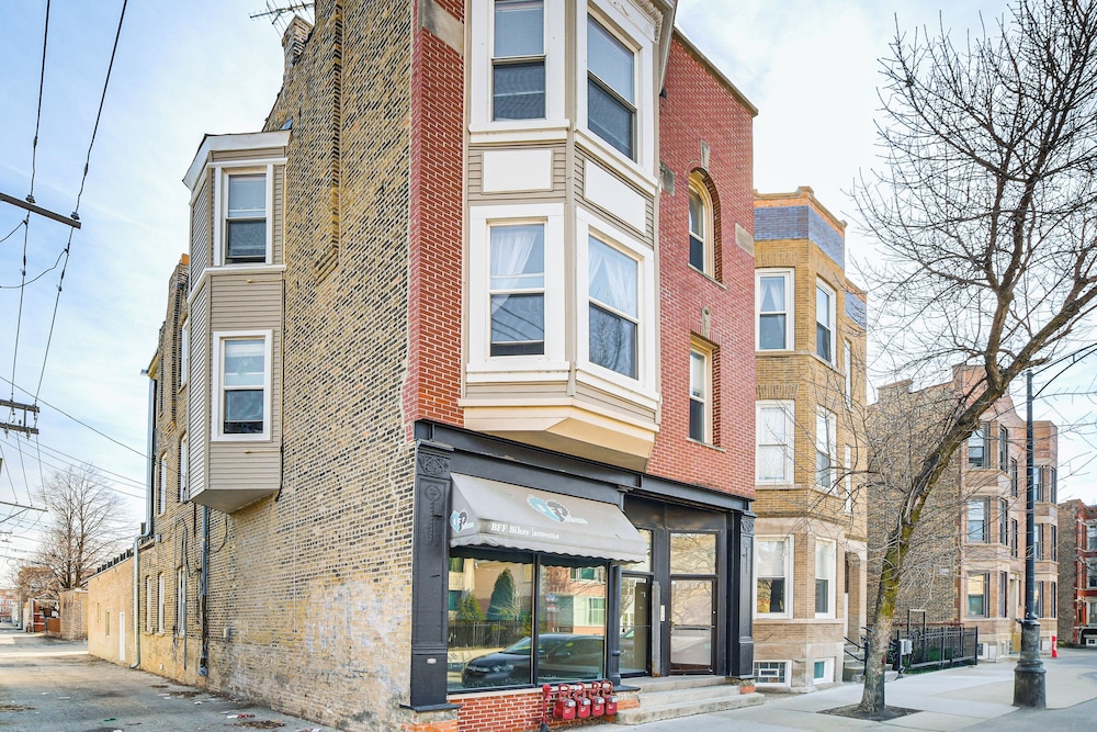 Walk to Blue Line: Sleek Apartment in Bucktown!