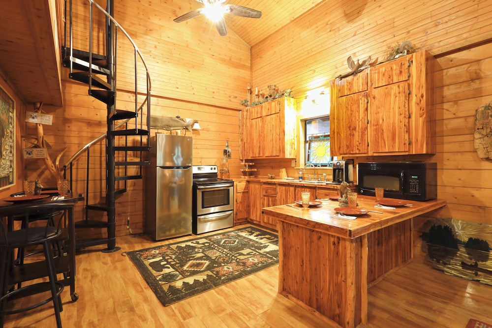 Private Pool: Fun Riverfront Retreat in Hamilton!