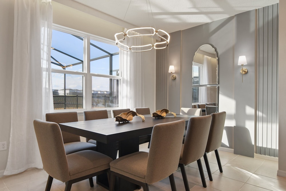 Lux Family Home in Exclusive Windsor Island Resort