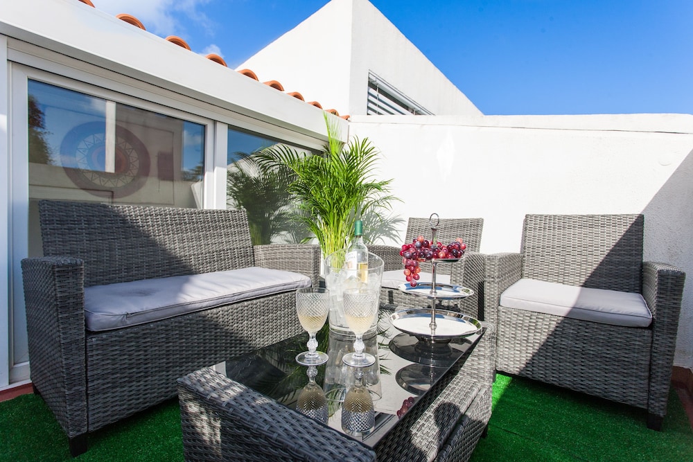 Liberty Penthouse Three-Bedroom Apartment - by LU Holidays