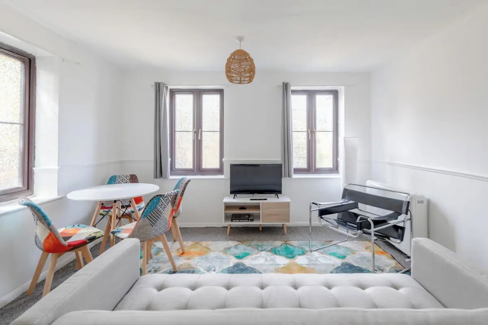 Vibrant & Snug 2BD Flat - Beckton