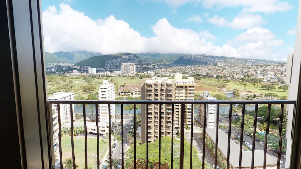 Updated 22nd Floor Waikiki Condo - Free parking & WiFi - Ideal for large family! by Koko Resort Vacation Rentals