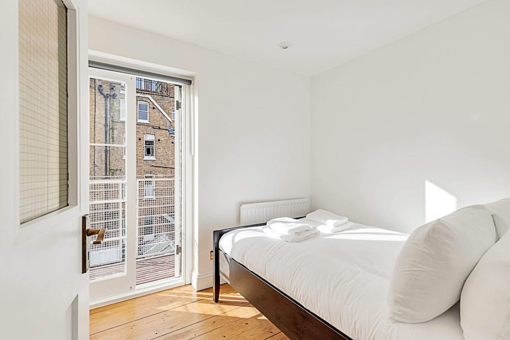 One-bedroom Abode With A Balcony In Central London