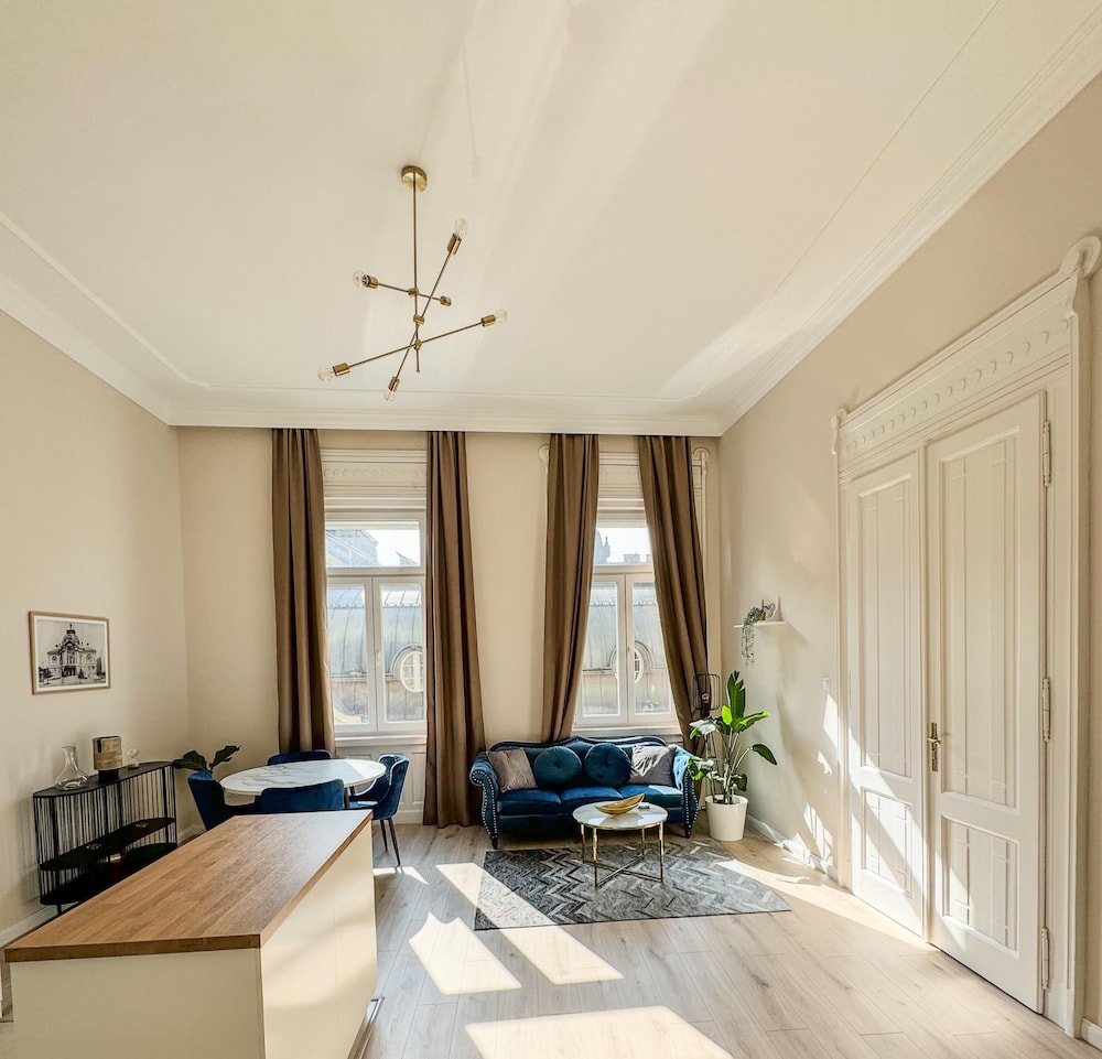 Luxury 3BR Apartment Near Basilica & Parliament