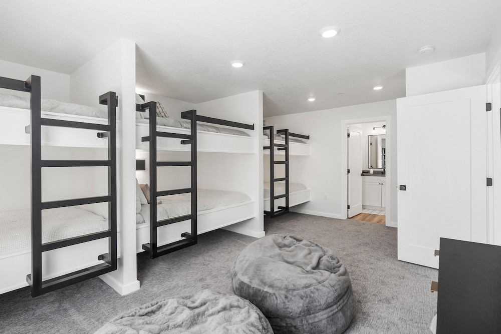 Brand New! Desert Cliff Sleeps 20 Guests!