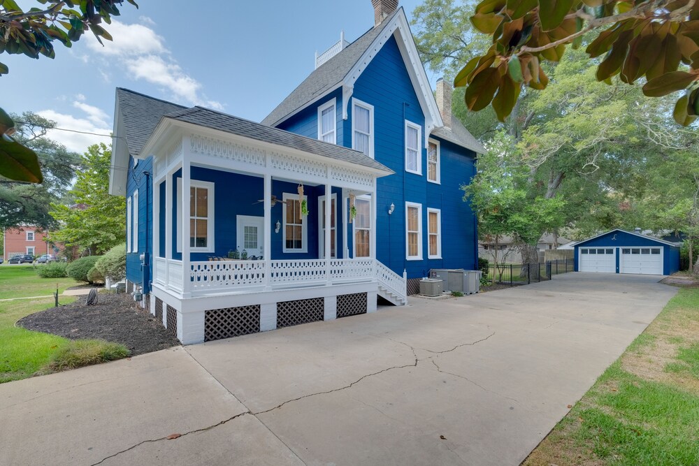 WFH Friendly: Abode w/ Balcony in Columbus!