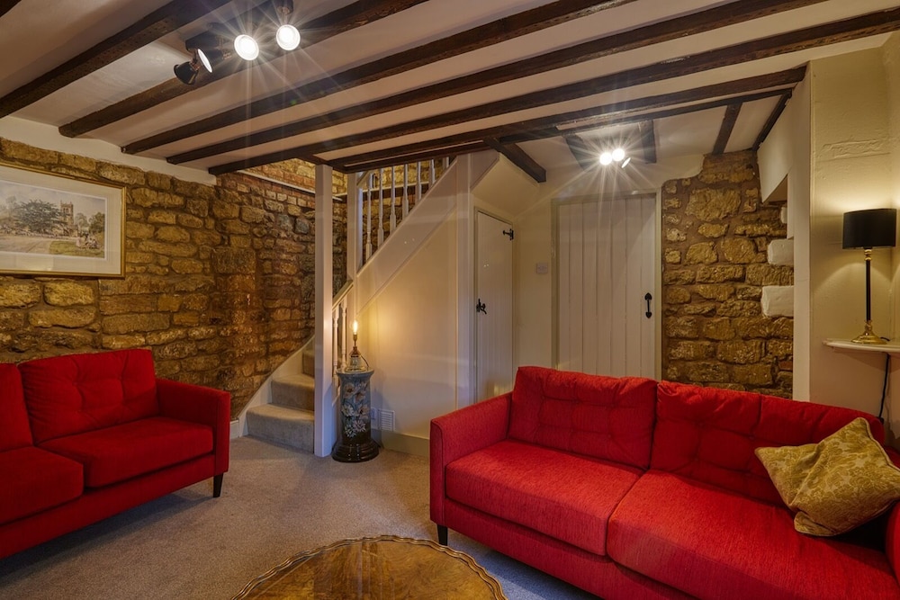 Fab 2 Bed Cotswolds Cottage With Private Courtyard view 3