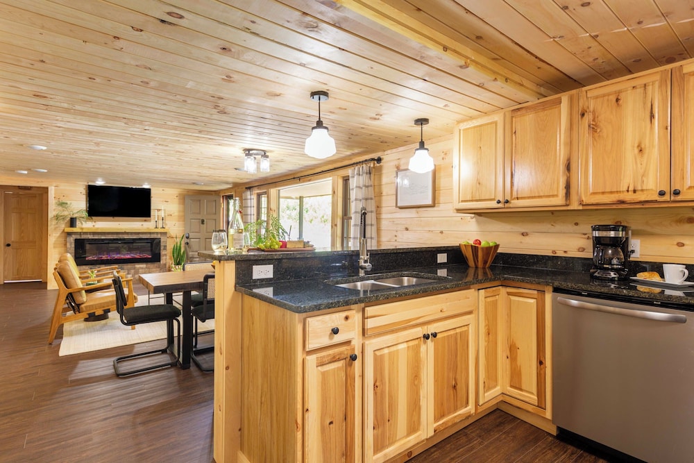 2 Mi to Dtwn: Spacious Gatlinburg Home w/ Hot Tub!