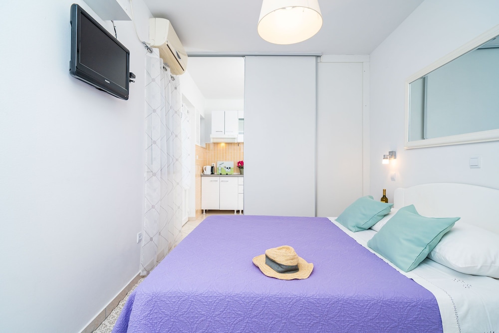 Jele Rooms