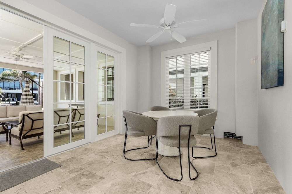 260 Coastal Luxe Retreat: 5bd/4.5ba, Pool & Spa, Water Views 5 Bedroom Home