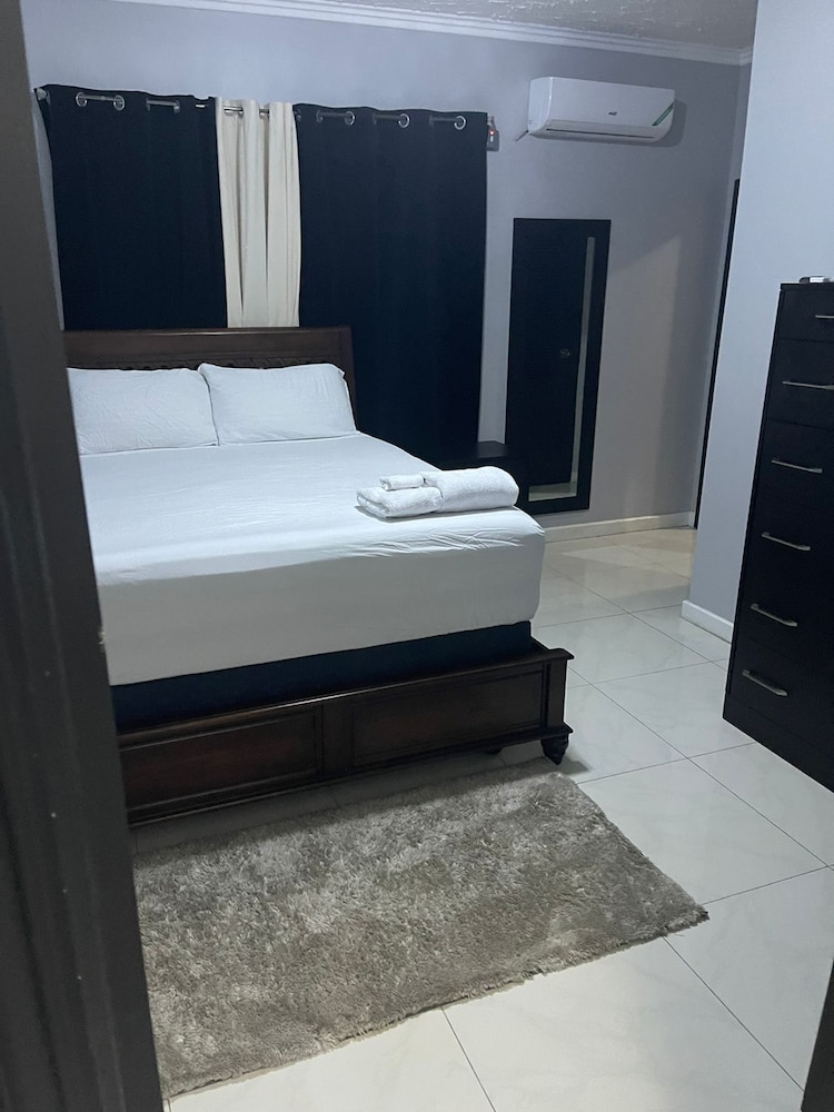 Impeccable 2-bed Apartment in Kingston With Pool view 5