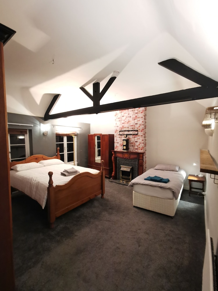 House - Sleeps up to 14 & Parking Available view 5