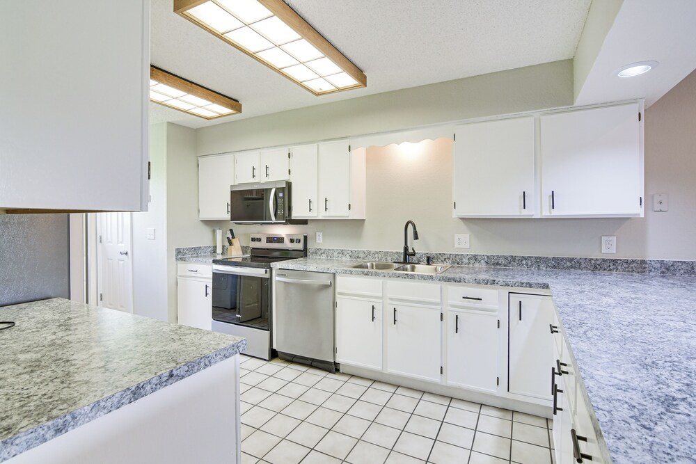 1 Mi to 76 Strip: Family Condo in Branson!