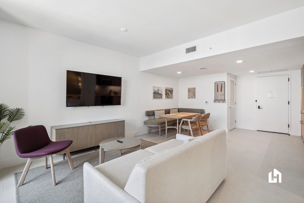 Stylish Apartments with Partial Ocean Views in Downtown