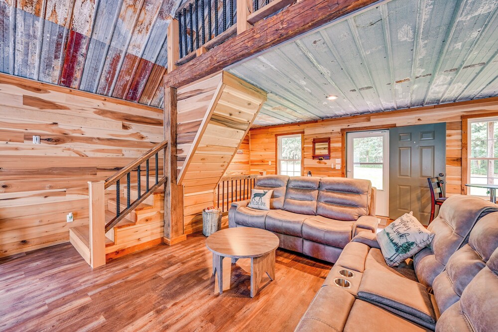 Kentucky Cabin Retreat w/ Covered Porch & Views