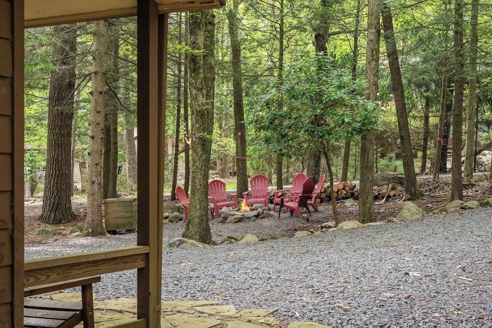 The Horseshoe Hideaway Lake Harmony Cabin w/ Hot Tub & Game Porch