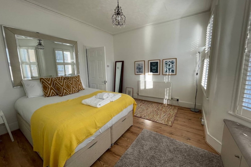 Charming and Serene 2 Bedroom Flat - Sands End