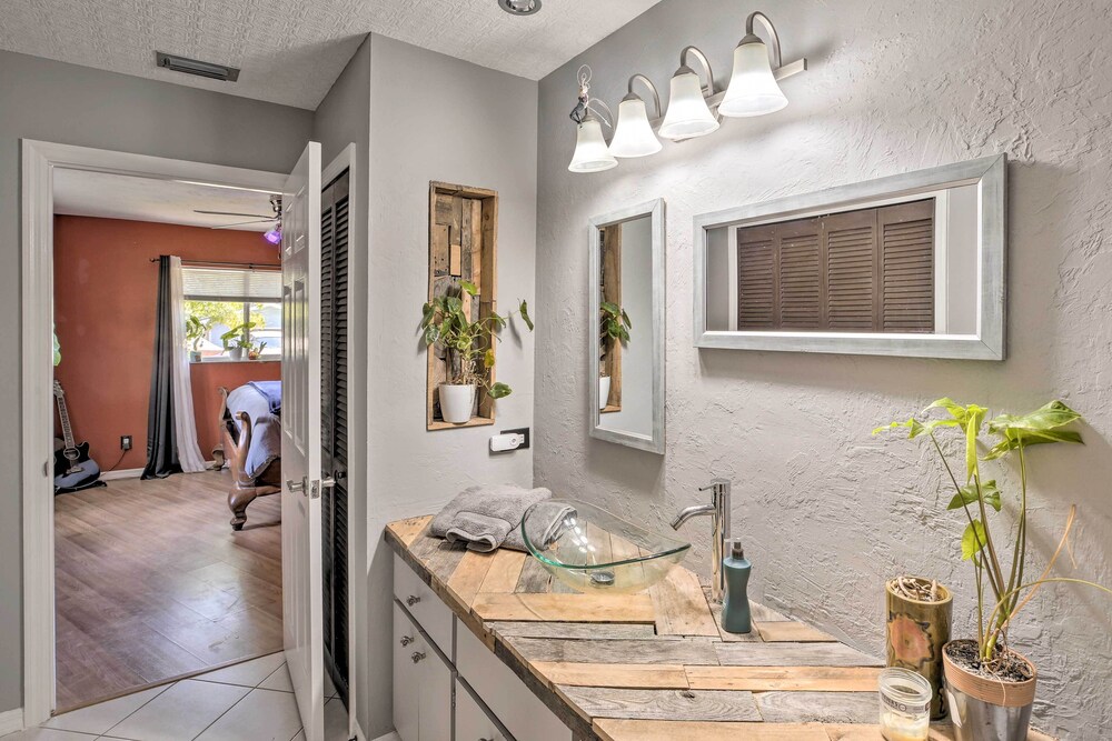 Updated Fort Myers Escape w/ Screened Lanai!