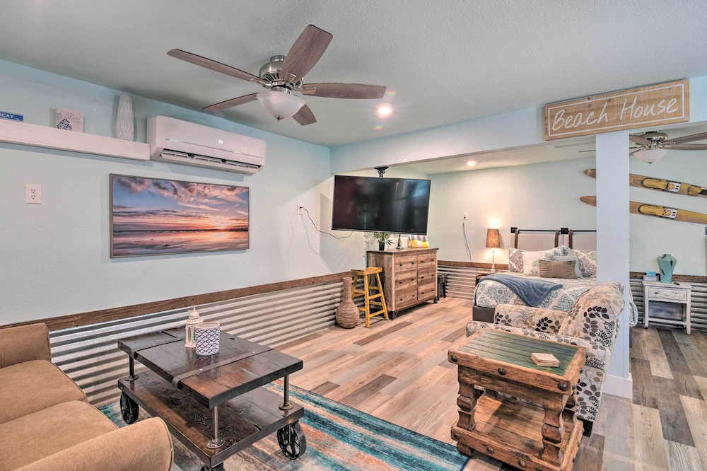 Galveston Group Getaway w/ Private Yard + Fire Pit