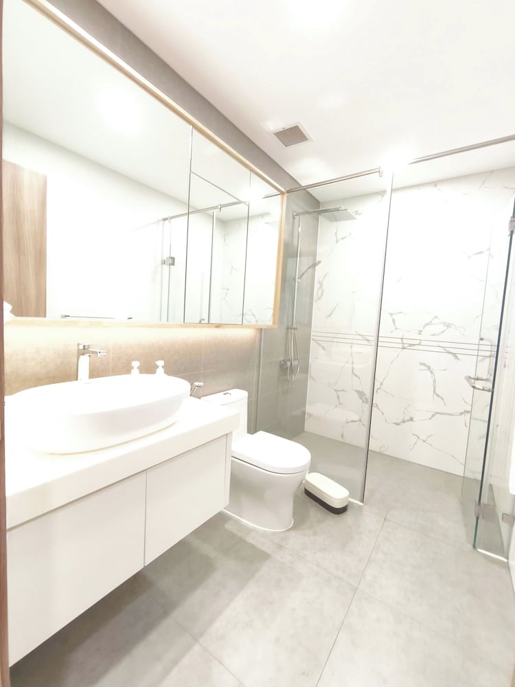 Skyway White & Silver Riverside Resident - Binh Thanh, HCM