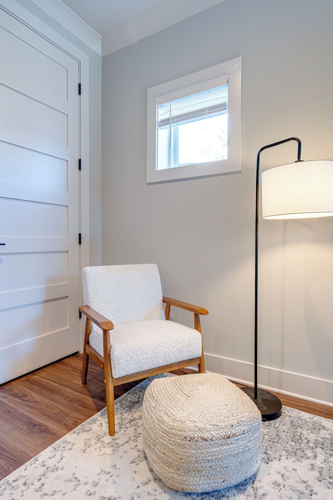 Mesmerize Melrose - Mins to Broadway - 2 Bedrooms