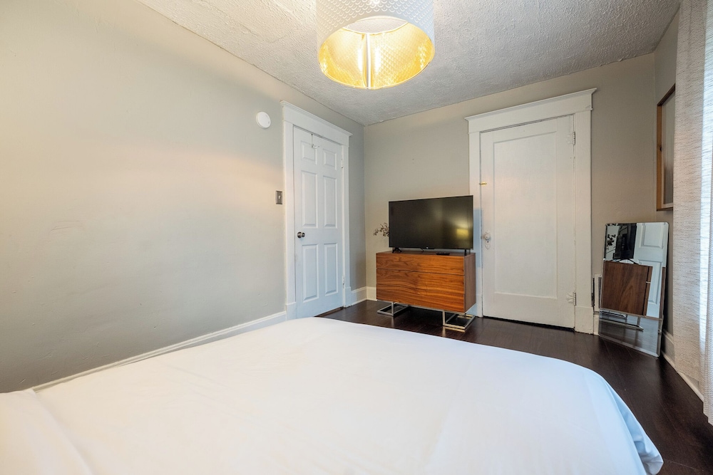 Spacious Duplex for 14 in Downtown