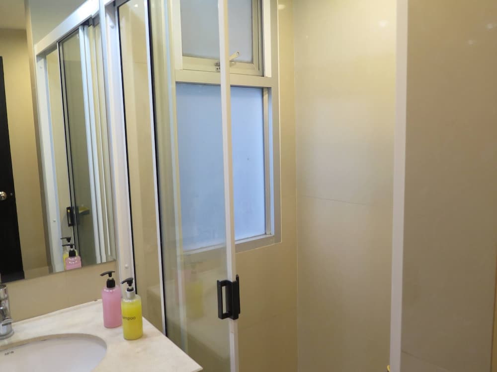 7C - 2 Bedroom Downtown Apartment With Shared Pool
