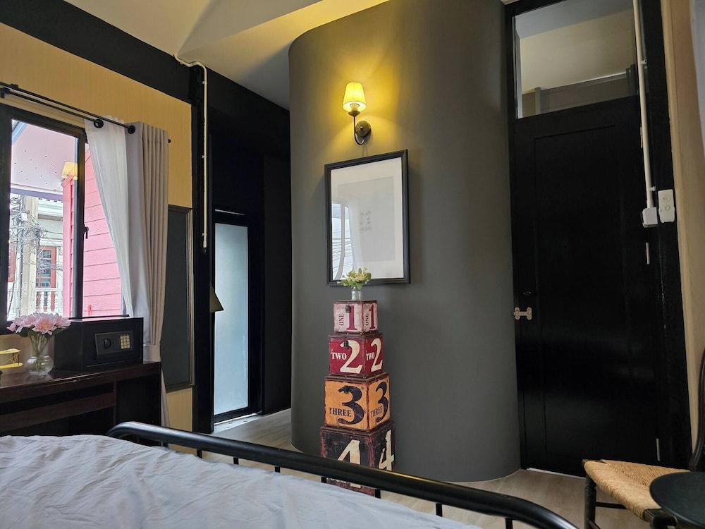 Homey Home UP Themed Near MRT Samyot