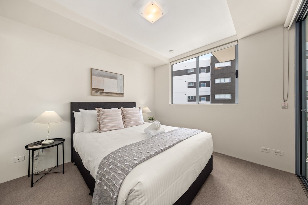 Chic West End Stay With Gym & Pool Access