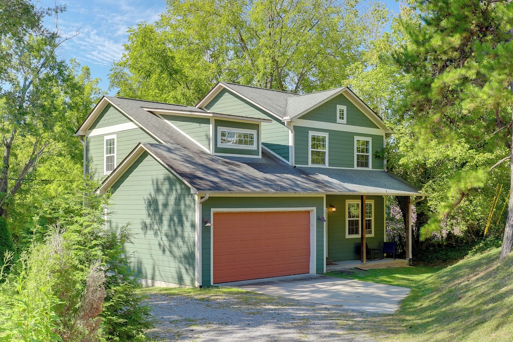Family Home w/ Game Room, 3 Mi to Dtwn Asheville!