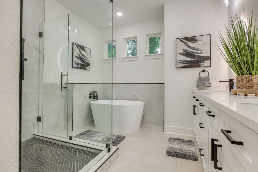 1/2 Mi to Schlitterbahn Waterpark: Home w/ Patio!