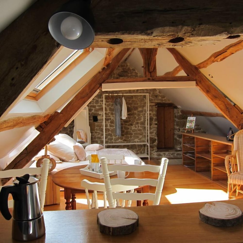Le Petit Rabot en Putanges-le-Lac — hotel room