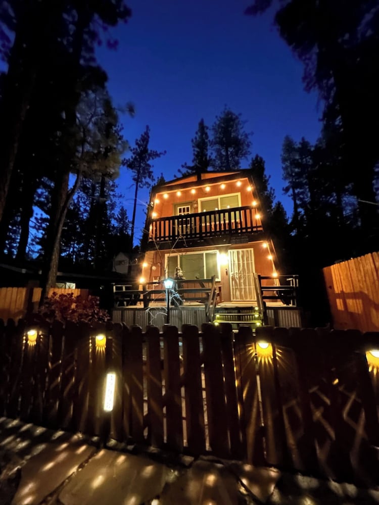 Moonridge Manor Cozy Retreat with Hottub