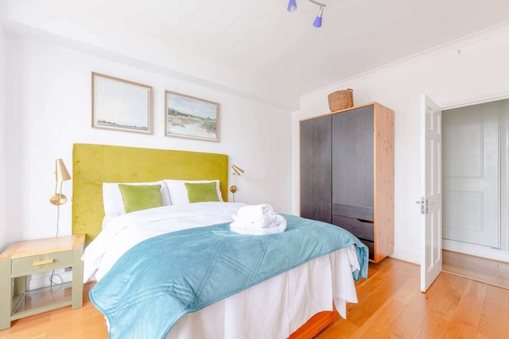 Central and Spacious 2 Bedroom Flat in Kensington