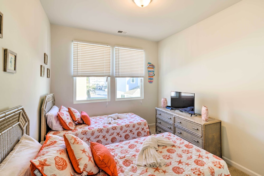 Colorful Myrtle Beach House: 2 Mi to Beaches!