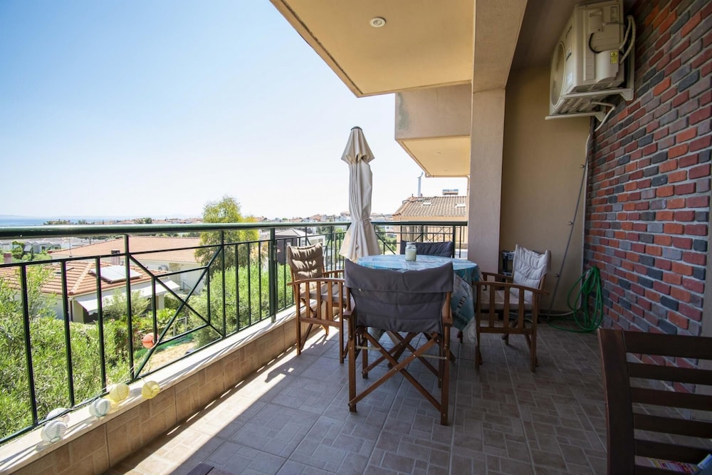 Long Seaview Apartment by Travelpro Services