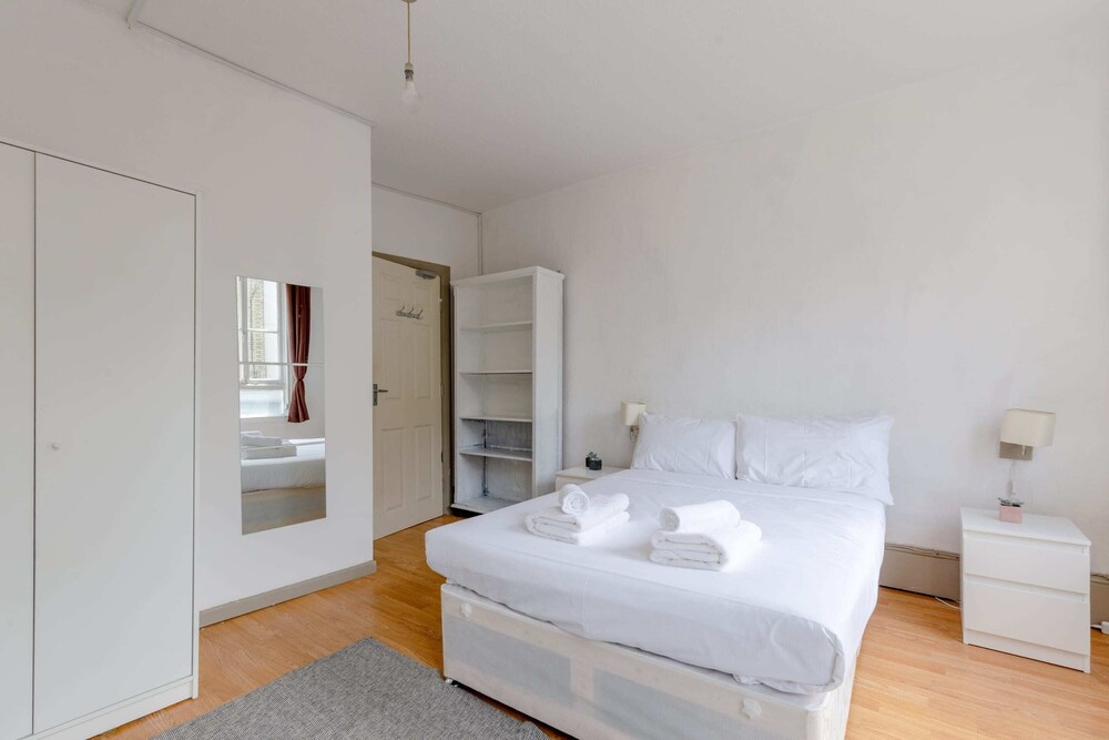 2BD Flat With Private Balcony - Shoreditch
