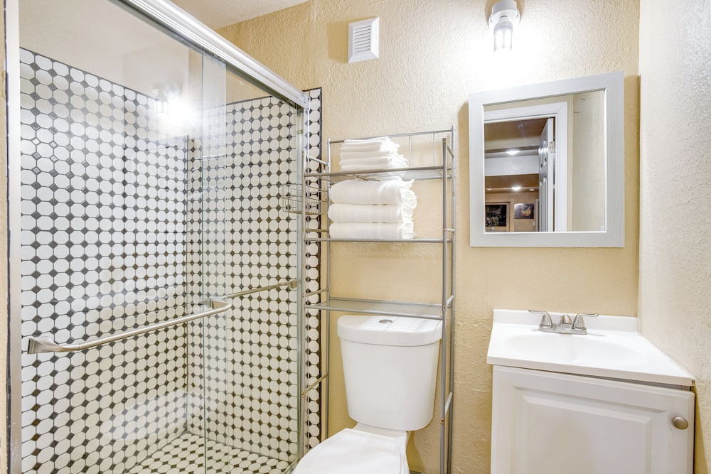 Hike, Explore & More: Aurora Retreat w/ Yard