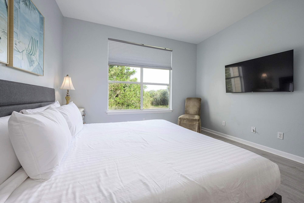 Sunshine & Whiskey Condo for 6 With Resort Amenities Near Grand Boulevard