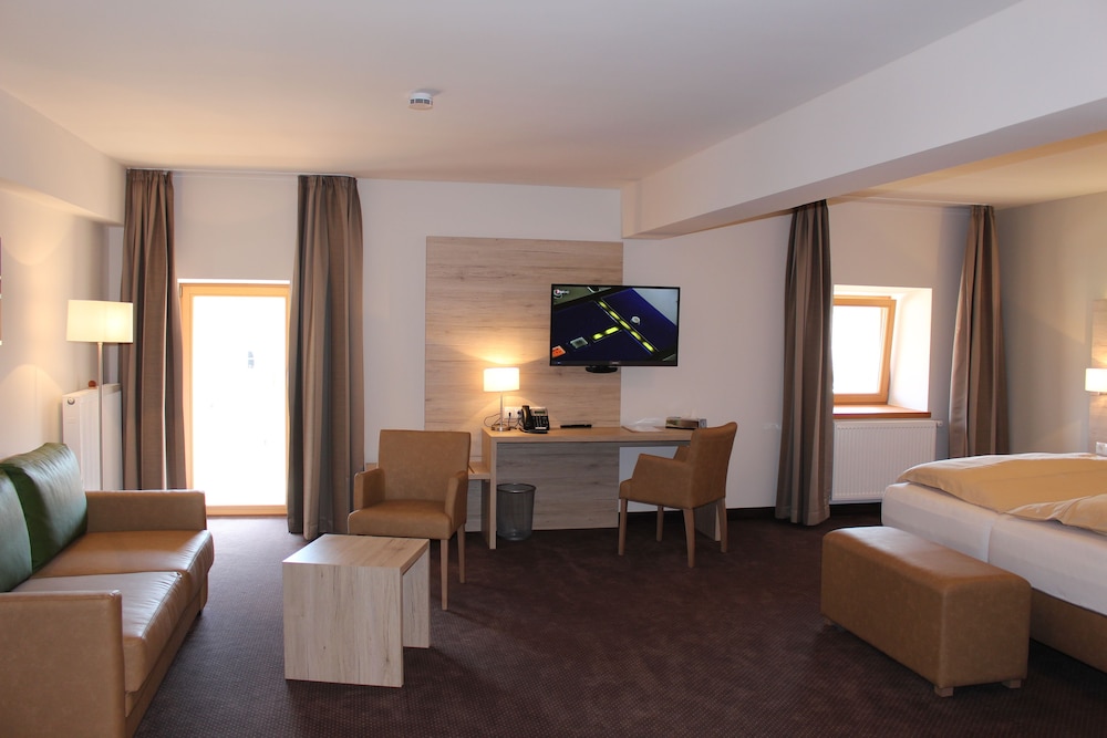 SPIEGLHOF apart
