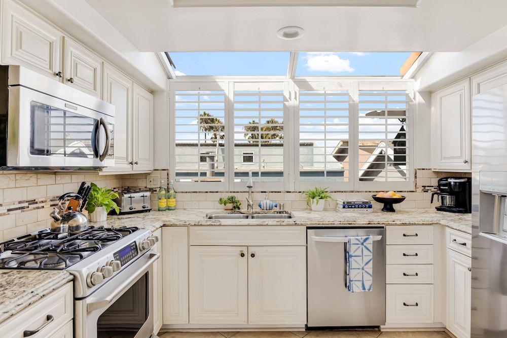 Shoreline Villa by Avantstay Steps to the Beach Bay Pier