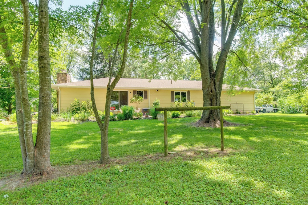 9 Mi to Downtown Rushville: Cozy Getaway w/ Grill