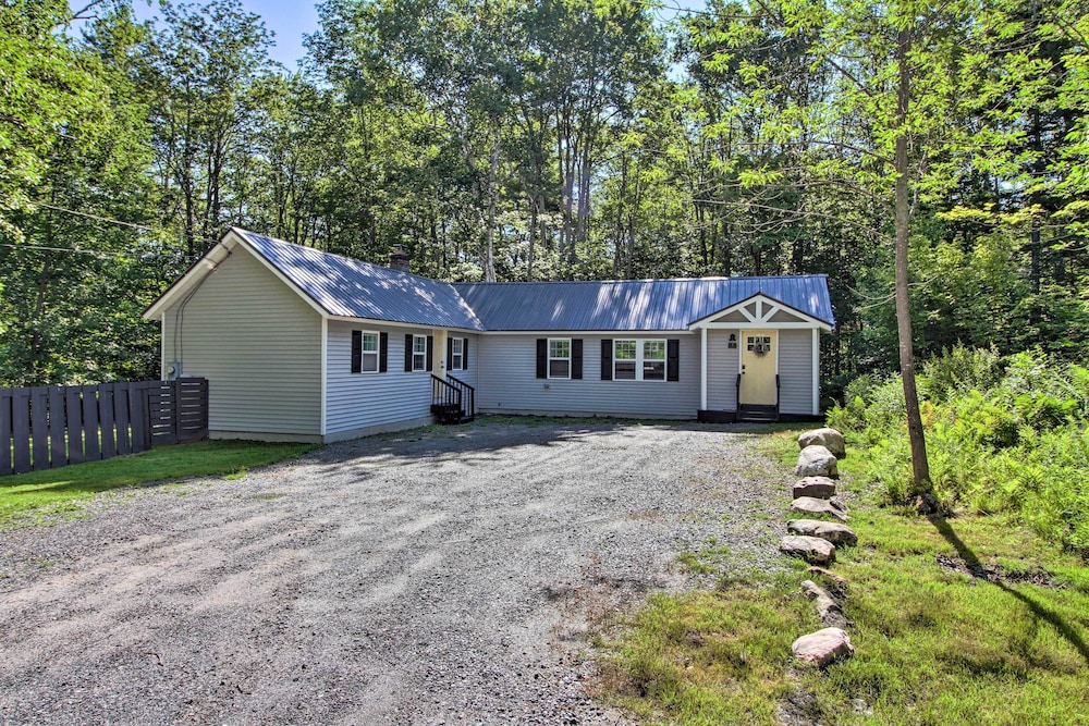 Stylish Mountain Home Near Ski, Golf + Manchester! view 5