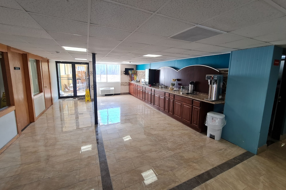 Bloomington Vacations - Bloomington Inn I-55 and I-74 - Property Image 5