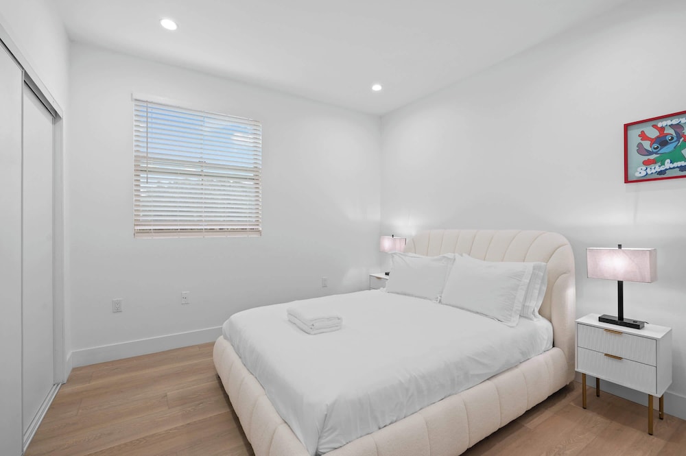 Not Affected by the Fire/modern Spacious Home With Parking & Fully Equipped Kitchen #3