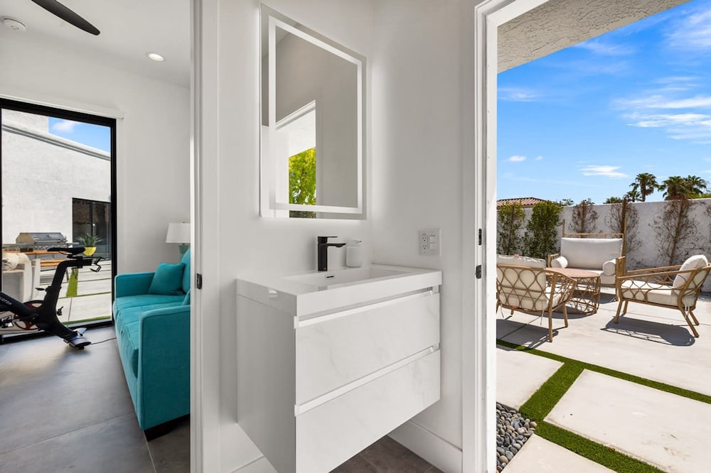 The Lighthouse- Monthly 4 bd 4 bth Pool Spa