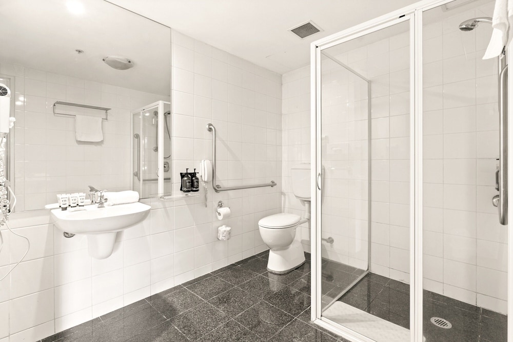Sleek 1-bed by Jubilee Park With Pool